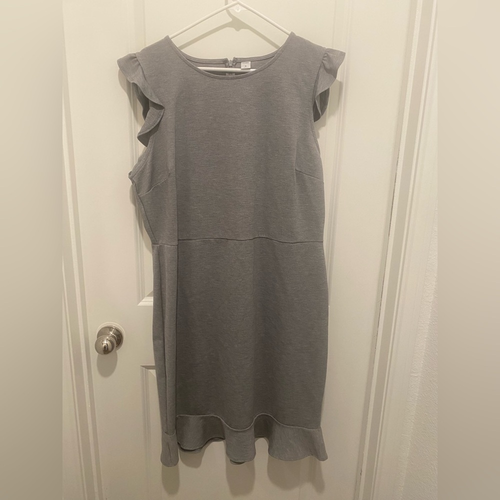 Chic grey dress!